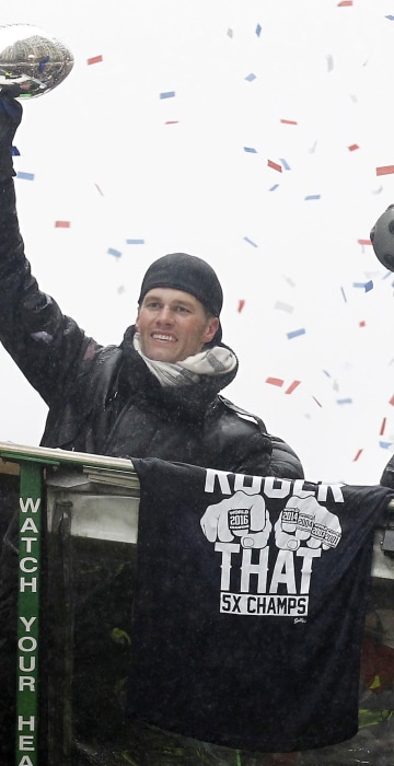 Tom Brady's duck boat sports 'Roger That' shirt during Patriots Parade 