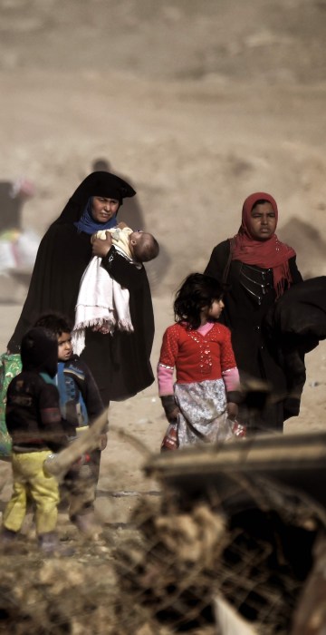 Image: Displaced Iraqis flee the city of Mosul