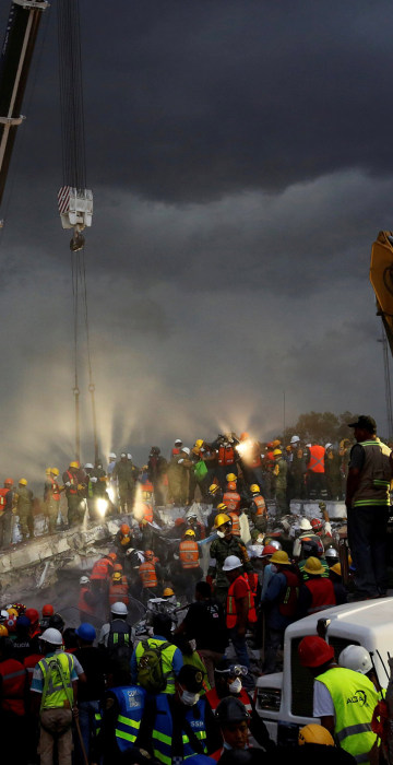 Image: Rescue workers and Mexican soldiers take part in a rescue operation at a collapsed building after an earthquake at the Obrera neighborhood in Mexico City