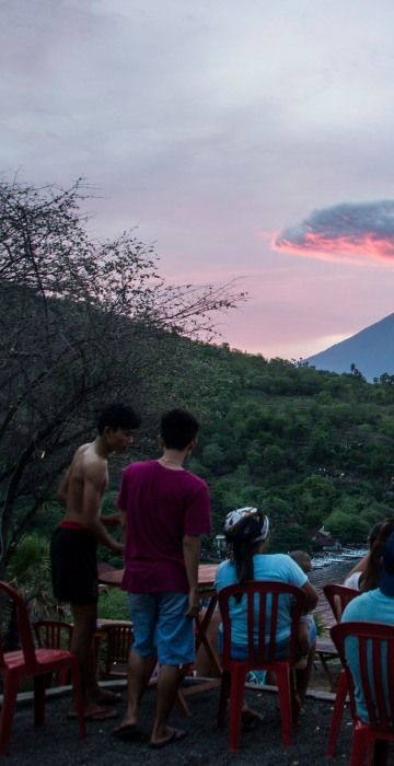 Image: Tourists watch as Mount Agung spews ash in Karangasem