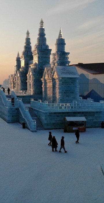 Image: TOPSHOT-CHINA-LEISURE-SNOW-ICE