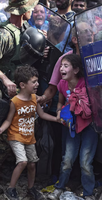 Image: Macedonian police clash with refugees at blocked border