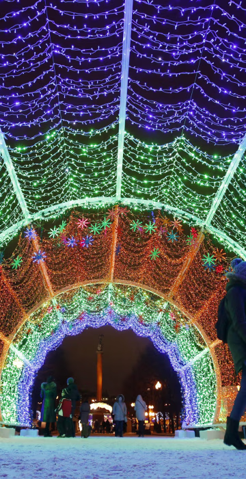 Image: Couple walks through decorations for upcoming Christmas and New Year celebrations in central Moscow