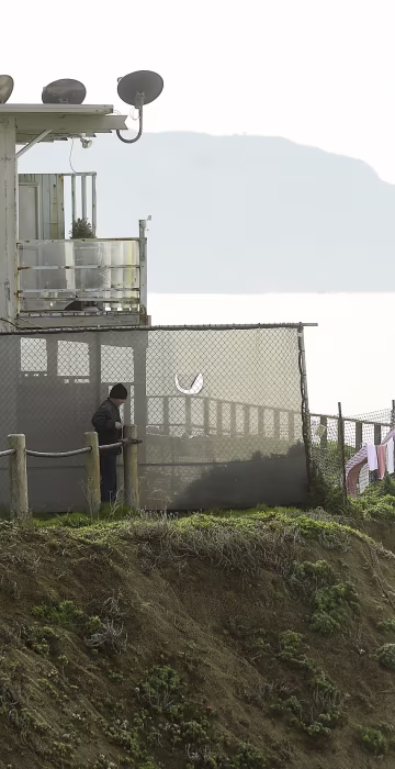 Image: An uninhabitable apartment building, which in danger of collapsing due to El Nino storm erosion, sits perched above the Pacific Ocean in Pacifica