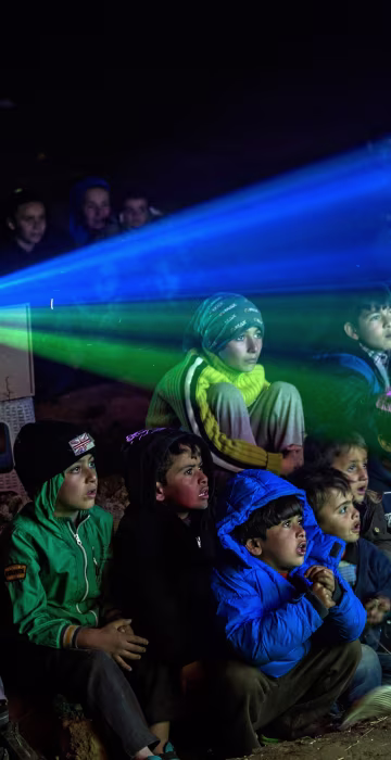 Image: Refugees wait on the Greek side of the border to enter Macedonia