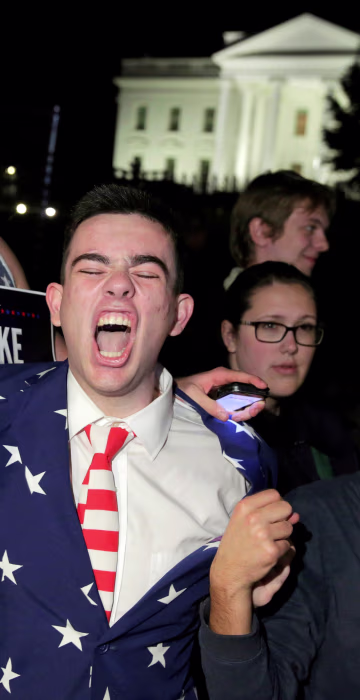 Image: Supporters of Republican presidential nominee Donald Trump rally in front of the White House in Washington