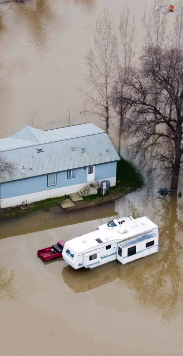 Image: Am Oroville home is surrounded by flood waters