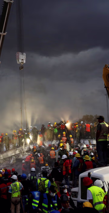 Image: Rescue workers and Mexican soldiers take part in a rescue operation at a collapsed building after an earthquake at the Obrera neighborhood in Mexico City