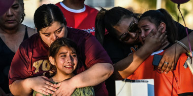 Image: Mourners visit a makeshift memorial outside the Uvalde County Courthouse in Texas on May 26, 2022.