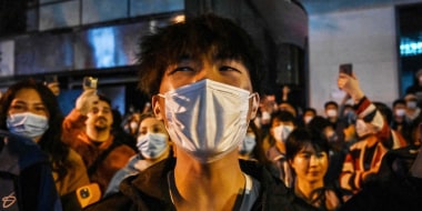 Image: TOPSHOT-CHINA-HEALTH-VIRUS-PROTEST-POLICE