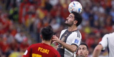 Ilkay Gündogan (arriba) de Alemania cabecea un balón, en el partido contra España en el estadio Al Bait en Al Khor (Catar).