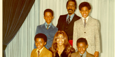 Tina Turner junto a sus hijos, Michael Turner, Ike Turner, Jr., Ike Turner padre, Craig Hill y Ronnie Turner