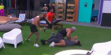 El Rey Grupero y Juan Rivera terminan peleando en el suelo.