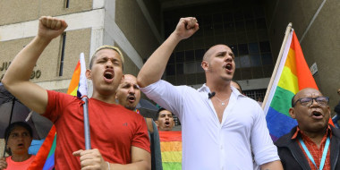 Miembros de la comunidad LGBTIQ protestan frente al tribunal en la ciudad de Valencia el 26 de julio de 2023
