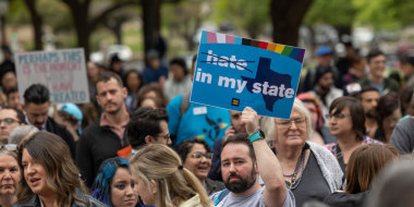Activistas de los derechos de las personas trans protestan en Texas el 20 de marzo de 2023.
