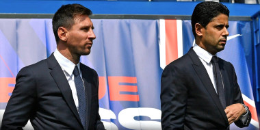 Leo Messi (i) y Nasser Al-Khelaïfi, presidente del PSG.