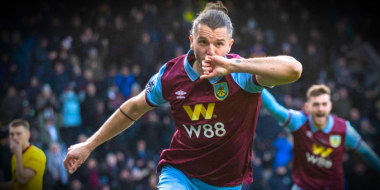 Jay Rodriguez celebra su gol en el duelo del Burnley ante Sheffield United, en la cancha de Turf Moor, en Burnley, Inglaterra.