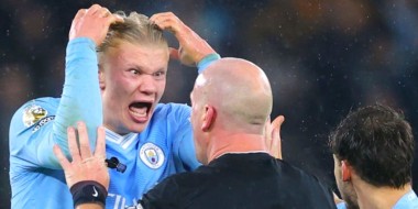 Erling Haaland (i) reclama al árbitro Simon Hooper por una decisión, en el duelo del Manchester City contra Tottenham, en el Etihad Stadium de Manchester.