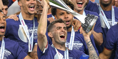 Christian Pulisic of the United States lifts the Concacaf Nations League Trophy as he celebrates during the Final match between Mexico (Mexican National Team) and United States as part of the 2024 Concacaf Nations League, at AT-T Stadium, Arlington, Texas, on March 24, 2024.
