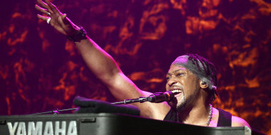 D'Angelo performing while playing the piano.