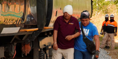 Una persona lesionada por el descarrilamiento del Tren del Corredor Interoceánico en México es ayudada después del incidente, el 28 de diciembre de 2025.