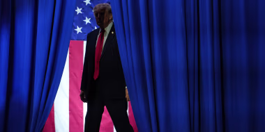 El presidente Donald Trump saliendo al podio durante un evento de campaña en Sioux City, Iowa, el 22 de octubre de 2026.