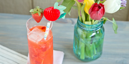 Easy summer cocktail recipe: bourbon strawberry lemonade