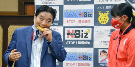 Image: Takashi Kawamura gold medal bite