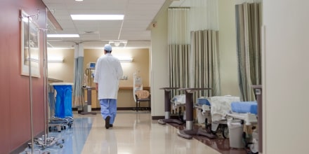 En esta imagen ilustrativa, un trabajador recorre los pasillos de un hospital.