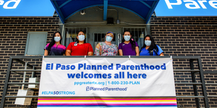 Miranda Aguirre, en el extremo derecho, con su personal en el Centro de Salud de El Paso de Planned Parenthood, en El Paso, Texas.