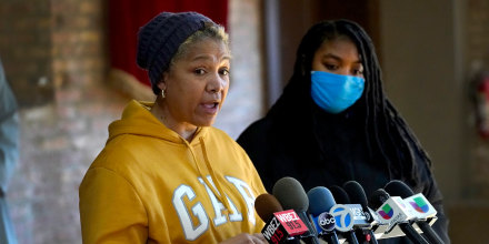 Cheri Warner (izq.), acompañada de su hija Brea, piden al distrito escolar de Chicago y al sindicato de maestros que los estudiantes regresen a las aulas