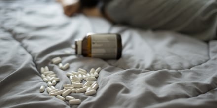 Una mujer se suicida con pastilla de medicina en la cama.