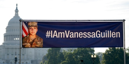 Una pancarta con la imagen de la soldado asesinada Vanessa Guillén  con el Capitolio de fondo