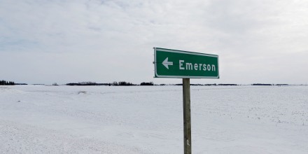 Un letrero señala la pequeña ciudad fronteriza de Emerson, cerca del cruce fronterizo entre Canadá y Estados Unidos donde los cuerpos de cuatro personas fueron encontrados el 20. de enero de 2022.