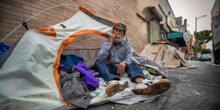 Bobby Rojas, de 70 años, que lleva cuatro años sin hogar, fuma en su tienda de campaña en medio de un campamento para personas sin hogar en Skid Row el jueves 23 de septiembre de 2021 en Los Ángeles, CA.
