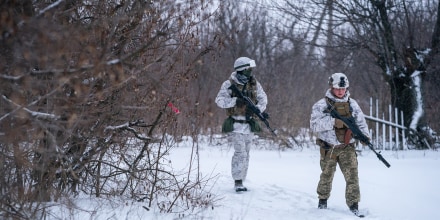 Militares ucranianos del 25º Batallón de Asalto Aéreo son vistos en Avdiivka, Ucrania.