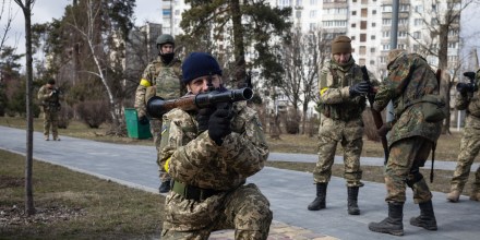 Image: Weapon Training In Kyiv