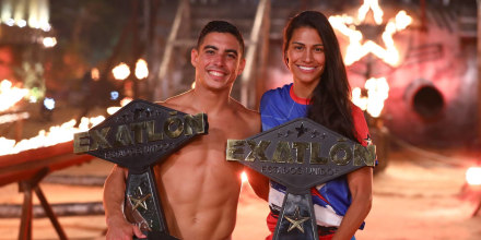 Briadam Herrera y Susana Abúndiz con su trofeo de ganadores de la sexta temporada de 'Exatlón Estados Unidos', sexta temporada