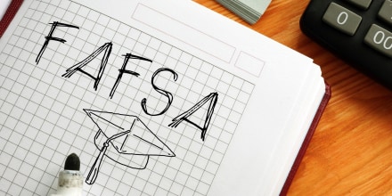 Solicitud gratuita de ayuda federal para estudiantes FAFSA se muestra en la imagen usando el texto.