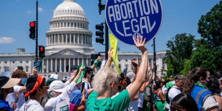 Activistas a favor del aborto protestaron este jueves 30 de junio en Washington, D.C., contra la decisión de la Corte Suprema de eliminar el derecho constitucional a abortar en Estados Unidos.