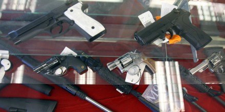Dos pistolas de mano están sobre una vitrina en un aparador de venta de armas en la tienda Gun Gallery, de California