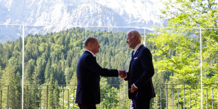 El canciller alemán Olaf Scholz, a la izquierda, recibe al presidente estadounidense Joe Biden, a la derecha, para una reunión bilateral en el Castillo Elmau en Kruen, cerca de Garmisch-Partenkirchen, Alemania, el domingo 26 de junio de 2022.