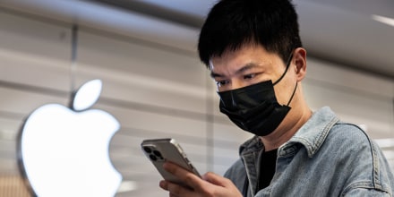 Un cliente chino mira un teléfono en la inauguración oficial de la nueva Apple Store en el Wuhan International Plaza, el 21 de mayo de 2022.