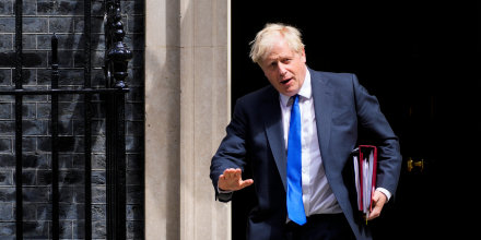 El primer ministro británico, Boris Johnson, parte de su oficina en el número 10 de Downing Street el miércoles 6 de julio de 2022, en Londres.