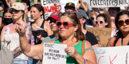 Manifestantes por el derecho al aborto sostienen carteles y protestan cerca del Capitolio Estatal en Austin, Texas, el 25 de junio de 2022.