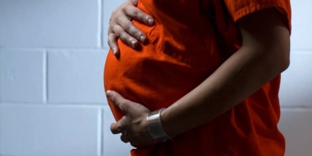A los defensores del derecho al aborto les preocupa que las personas embarazadas en las prisiones y cárceles de todo el país se vean obligadas a continuar con embarazos no deseados, enfrentándose a las duras condiciones de parto en prisión y a una atención prenatal a veces deficiente.
