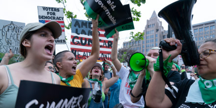 Supreme CourActivistas por el derecho al aborto protestan durante una manifestación en Washington, el sábado 9 de julio de 2022.t Abortion