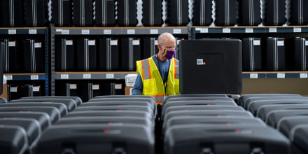 Un trabajador prepara los tabuladores para las elecciones en la Junta Electoral del Condado de Wake en Raleigh, Carolina del Norte, el 3 de septiembre de 2020.