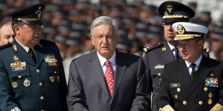 El presidente de México, Andrés Manuel López Obrador, junto al secretario de Defensa, el general Luis Crescencio Sandoval (izq.) y el secretario de la Marina, José Rafael Ojeda