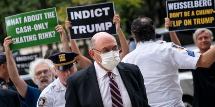 El ex director financiero de la Organización Trump, Allen Weisselberg, llega al tribunal, el viernes 12 de agosto de 2022, en Nueva York.